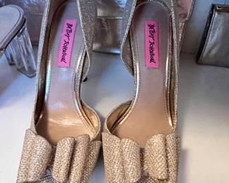 Beautiful, new and like new shoe size 7  to  8