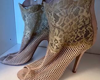 Beautiful, new and like new shoe size 7  to  8