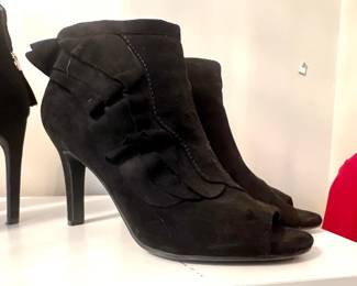 Beautiful, new and like new shoe size 7  to  8