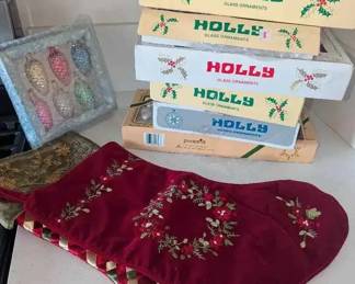 HJ148Vintage Holly Christmas Ornaments