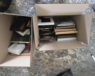 HJ158Miscellaneous picture frames.