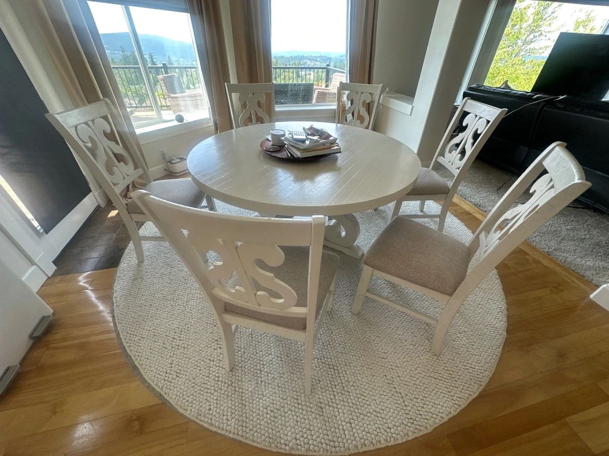 Round dining table - seating for 6