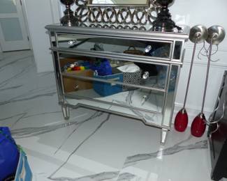 Mirrored chest, decorative wall mirror, pairs of lamps