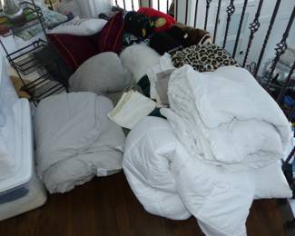 Linens, accent pillows
