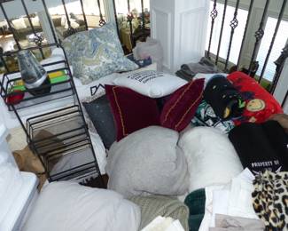 Linens, accent pillows