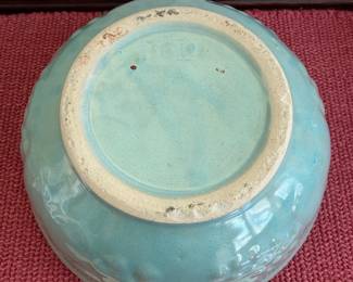 B122 - $20. USA Vintage Stoneware Mixing Bowl. Measures 9" x 3.5" tall.