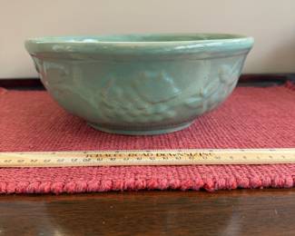 B122 - $20. USA Vintage Stoneware Mixing Bowl. Measures 9" x 3.5" tall.