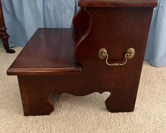 B34 - $50. American Drew Heavy Duty Bed Steps. Measures 21" x 17" x 15.75" tall. Missing 1 handle on the side. 