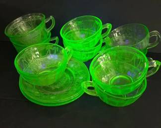 032 greendepressionuraniumglasscupsand