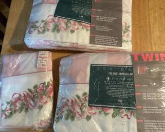 023 twotwinbedsheetsetswithpinkfloral