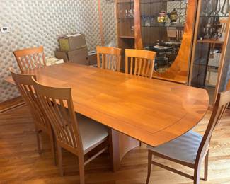 Art deco, dining room table with leaf
