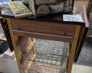 KITCHEN ISLAND SMALL WITH REMOVABLE BASKETS (ADJUSTABLE TOP)