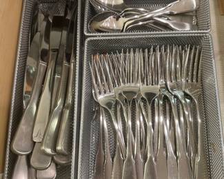 Flatware set