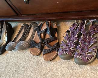Women's shoes.....