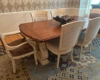 Harden Furniture dining table; includes 2 leaves....