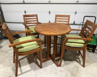 Patio bistro table and 4 chairs.....