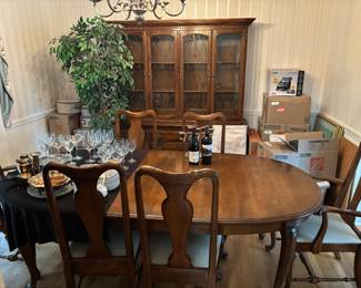 Queen Anne-style cherry Dining room set. Oval with extension