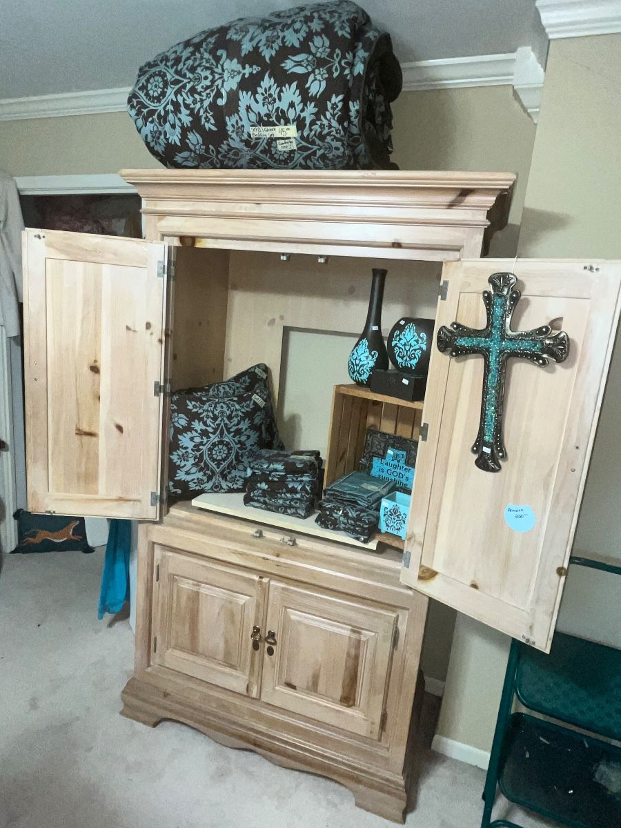 ARMOIRE FULL OF MATCHING TURQUOIS COMFORTER, PILLOWS, CURTAINS, MORE!