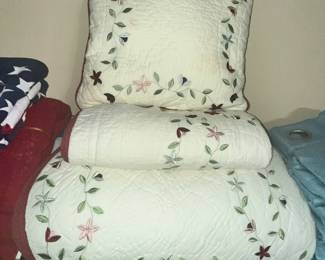 BEAUTIFUL QUEEN QUILT & SHAMS