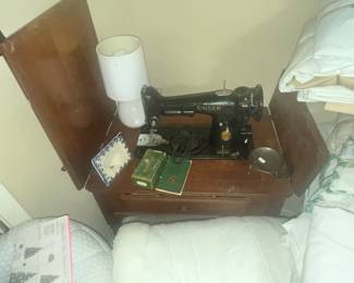 GREAT VINTAGE SINGER ELECTRIC SEWING MACHINE w/ CABINET