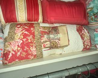 QUEEN QUILT + 2 SHAMS