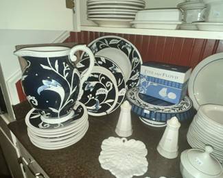 LARGE COLLECTION OF FITZ & FLOYD "BRISTOL" DINNERWARE