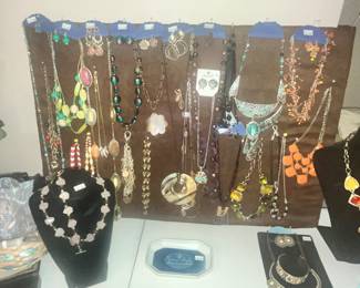 OMG! MORE NECKLACES!!