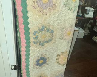 BEAUTIFUL VINTAGE QUILT