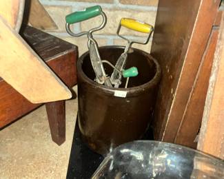 BROWN CROCK & HAND MIXERS