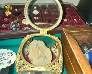 ELEGANT "ORMOLU" JEWELRY CASKET" w/ BEVELLED GLASS