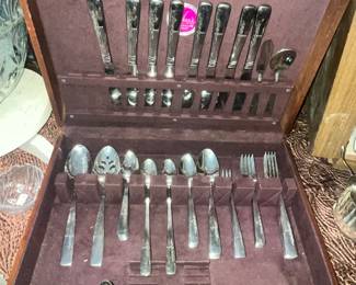 69PC SET ONEIDA STAINLESS FLATWARE