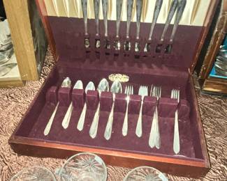 45 PC ONEIDA NOBILITY "ROYAL ROSE"