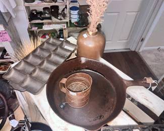 GRISWOLD FRENCH ROLL PAN & A NO.7 SKILLET