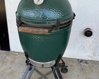 Big Green Egg ceramic charcoal grill with Nest Stand and Cookbook