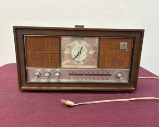 General Electric superheterodyne tube radio model C1540A