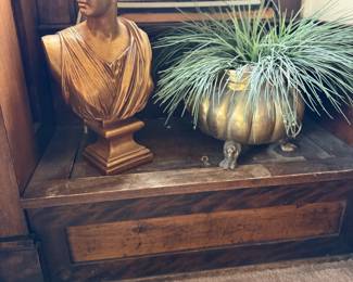 Busts, brass decor