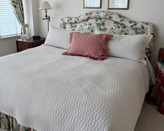 Kind Size Bed with Linens