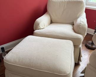Upholstered Arm Chair e/Ottoman