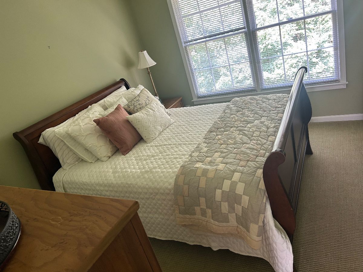 Wood queen sleigh bed