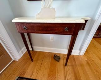 Federal-style mahogany console table featuring a gracefully curved white marble top and a single drawer