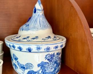 Vtg Ceramic Pottery HEN CHICKEN COVERED BOWL Casserole Tureen Blue White