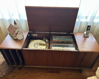 MCM stereo console in great working condition 