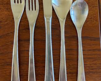 Sleek design atainless set