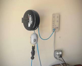 Wall mounted trouble light