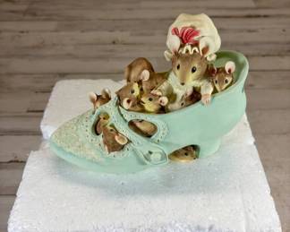 Lot #148 Old Woman Who Lived in a Shoe Mouse Family Resin Figurine Mint Green Nursery