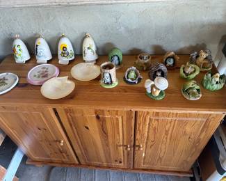  Collectible creatures, bell chimes, teapot trivets, shell servers on three legs 