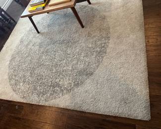 Living room size area rug in grey hues 5,7 by 7,10