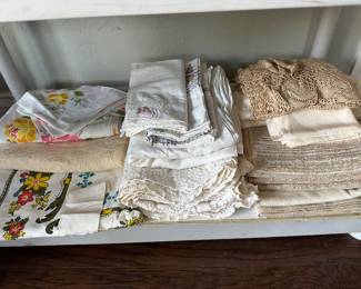 Various table cloths, napkins,, exquisite laces, including collar