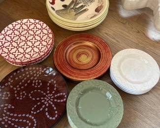058 assorteddecorativedinnerplatesinmix