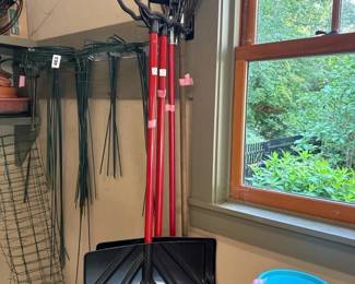 476 assortedgardenrakesandsnowshovels